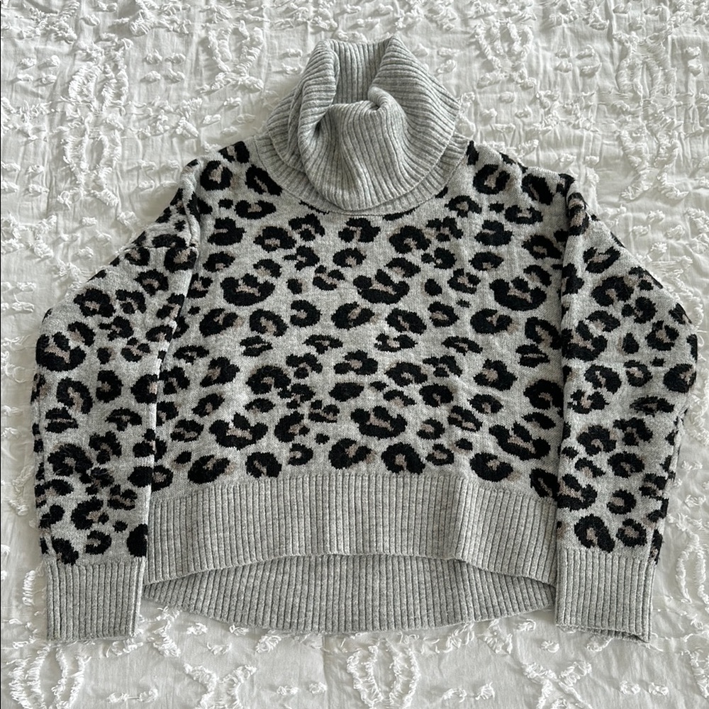 JESSICA SIMPSON Leopard Print Gray Cropped Turtleneck Sweater